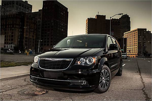 Chrysler Town and Country S, 600x400px, img-1